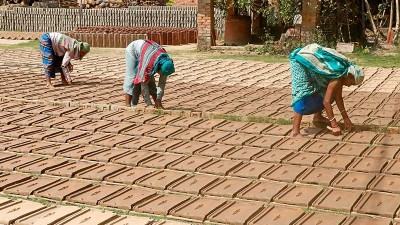 দুর্দশায় যশোরের ২০০ কুমার পরিবার