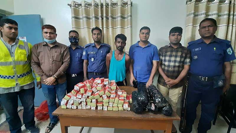 হিলিতে বিদেশী মদ ও গাঁজাসহ এক মাদক ব্যবসায়ী আটক
