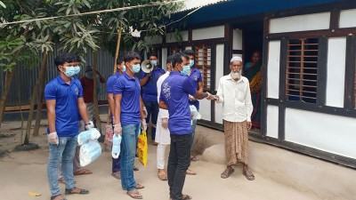 কোটালীপাড়ায় বাড়ি বাড়ি মাস্ক বিতরণ