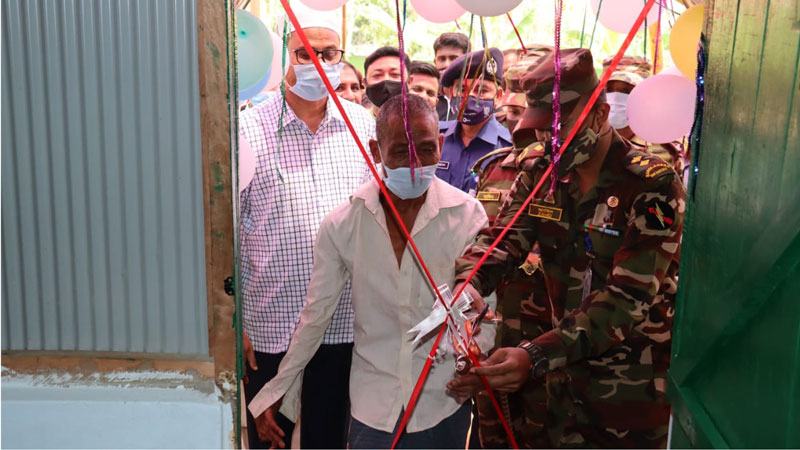 প্রতিবন্ধী ব্যক্তিকে গৃহ নির্মাণ করে দিল খাগড়াছড়ি সেনাবাহিনী জোন