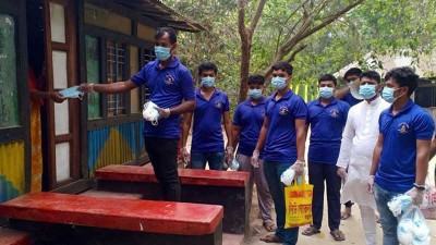 কোটালীপাড়ায় বাড়ি বাড়ি মাস্ক বিতরণ