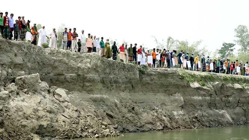 কুড়িগ্রামে ধরলার ভাঙন রোধের দাবিতে মানববন্ধন