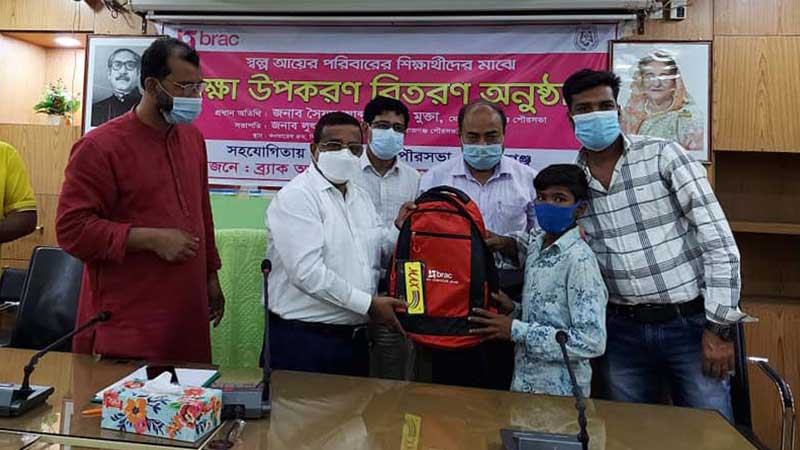 সিরাজগঞ্জে শিক্ষা উপকরণ বিতরণ