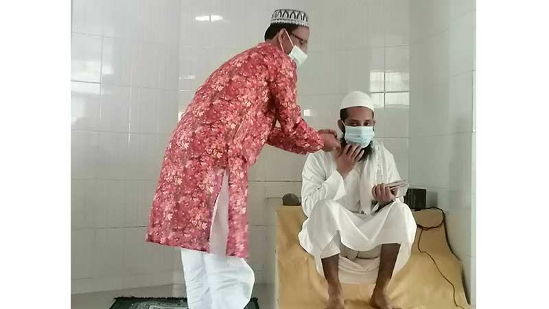 ভালুকায় মুসল্লিদের মাঝে মাস্ক বিতরণ