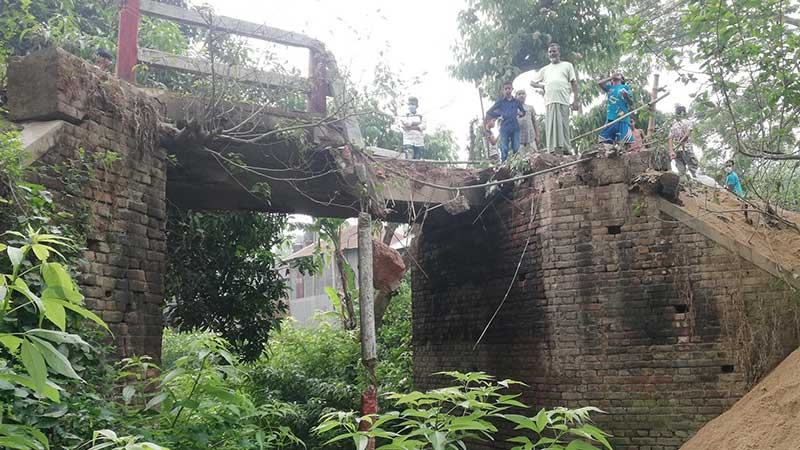 নাগরপুরের সঙ্গে মানিকগঞ্জের সড়ক যোগাযোগ বন্ধ