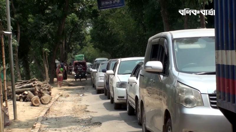 পাটুরিয়া ঘাটে ব্যক্তিগত গাড়ির চাপ, বন্ধ লঞ্চ চলাচল