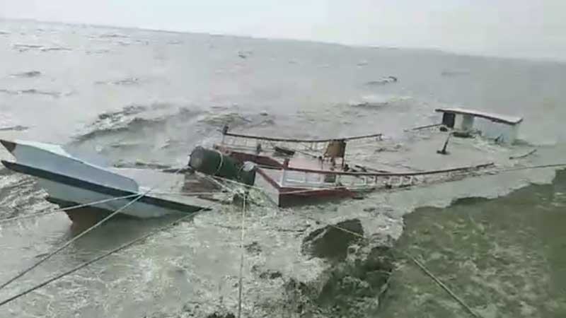 ভোলায় পাথরবাহী বাল্কহেড ও লঞ্চডুবি