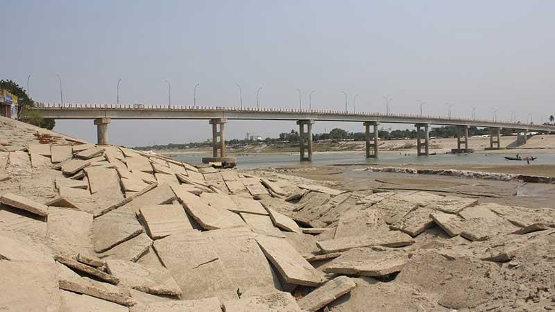 সেতুর প্রতিরক্ষা বাঁধ মেরামত হয়নি সাত মাসেও