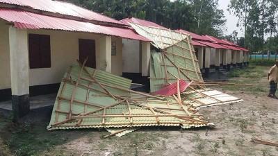 লালমনিরহাটে ঝড়ে ভেঙে গেছে আশ্রয়ণ প্রকল্পের ঘর