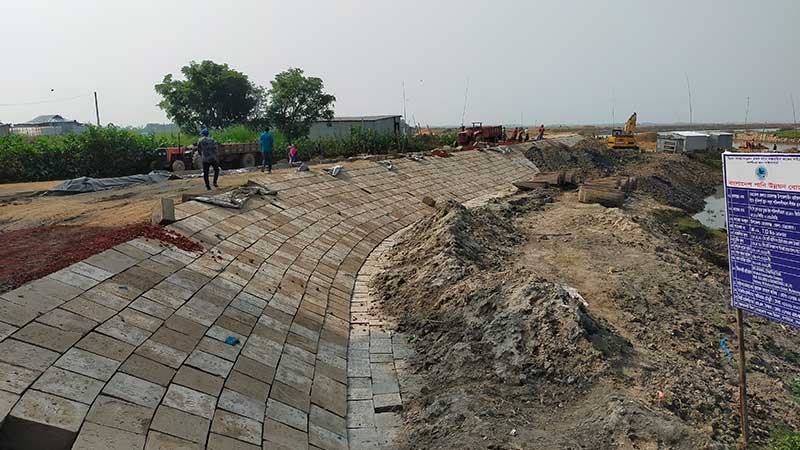 ফসল রক্ষায় নির্মাণ হচ্ছে স্থায়ী বাঁধ, এলাকাবাসীর স্বস্তি