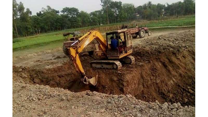 নবাবগঞ্জে অবাধে কৃষিজমির মাটি বেচাকেনা