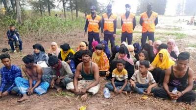 বঙ্গোপসাগর থেকে ৩০ রোহিঙ্গা উদ্ধার