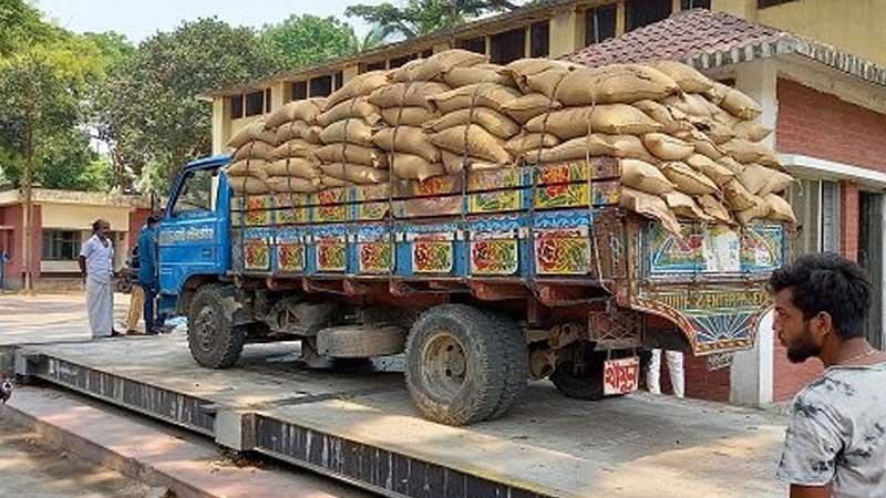 সিরাজগঞ্জ খাদ্যগুদাম কর্মকর্তার বিরুদ্ধে চাল কম দেয়ার অভিযোগ