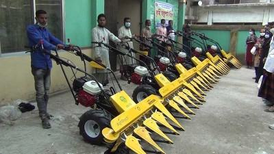 হিলিতে কৃষকরা পেলেন ধান কাটা মেশিন