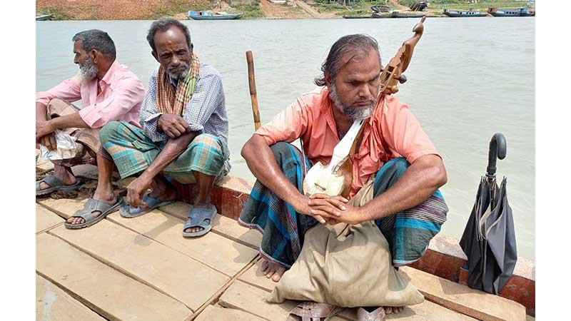 ভিক্ষাবৃত্তিতে নেমেছেন অন্ধ শিল্পী গোলাপ মিয়া