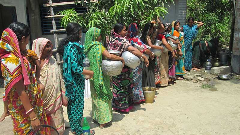 নড়াইলে বিশুদ্ধ পানি সংকটে বাড়ছে দুর্ভোগ