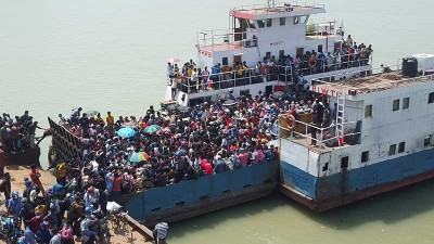 পাটুরিয়ায় জরুরি সেবার ফেরীতে উঠে পড়ছেন যাত্রীরা