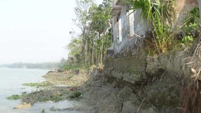অবৈধভাবে বালি তোলায় ভাঙনের মুখে তিন গ্রাম