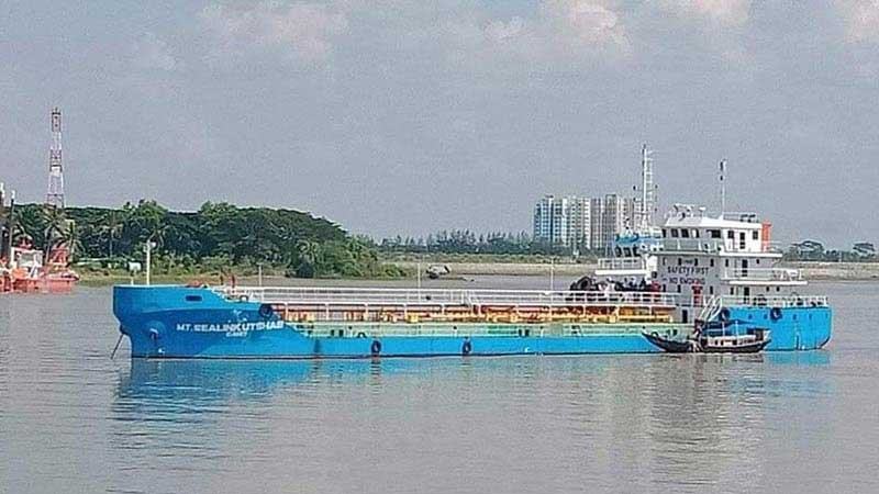 মোংলায় তেলবাহী জাহাজে আগুন নিহত ১