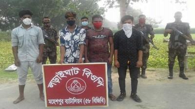 ভারত থেকে বাংলাদেশে প্রবেশের সময় আটক ৪