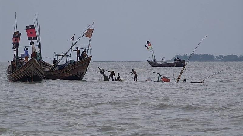 কুতুবদিয়ায় মধ্যরাতে ফিশিং ট্রলারডুবি: দুই জেলের মরদেহ উদ্ধার, নিখোঁজ এক