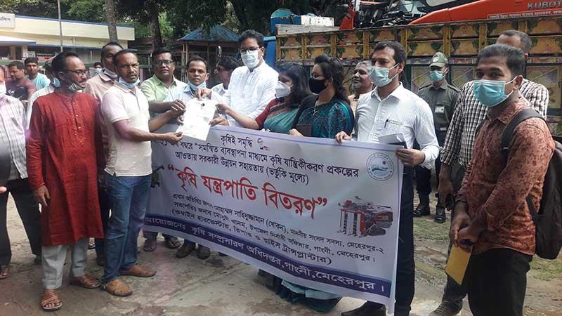 গাংনীতে ভর্তুকি মূল্যে হারভেস্টার মেশিন বিতরণ
