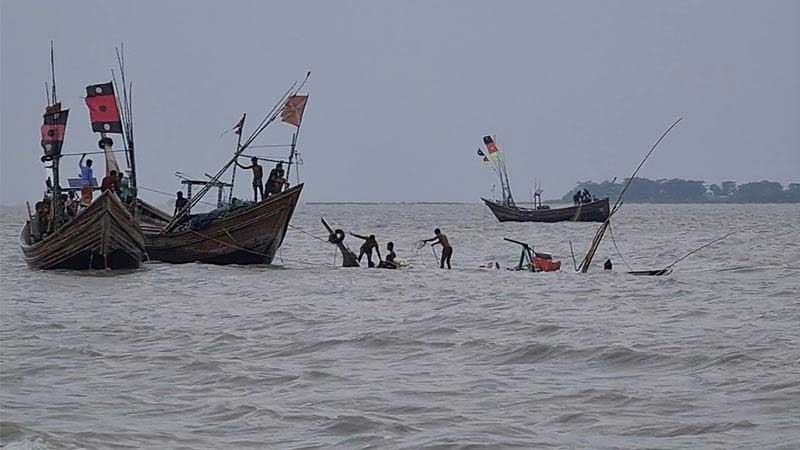 ভোলায় ইয়াসের প্রভাবে ট্রলারডুবি ৭ জেলে উদ্ধার