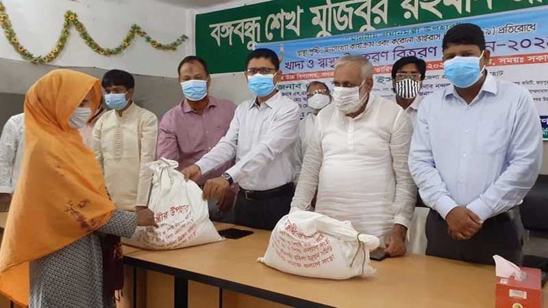 জয়পুরহাটে খাদ্যসামগ্রী ও সুরক্ষা উপকরণ বিতরণ