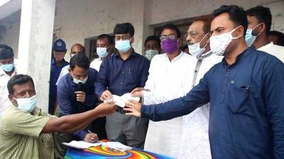 ঝিনাইদহে ঝড়ে ক্ষতিগ্রস্তদের মধ্যে অর্থসহায়তা