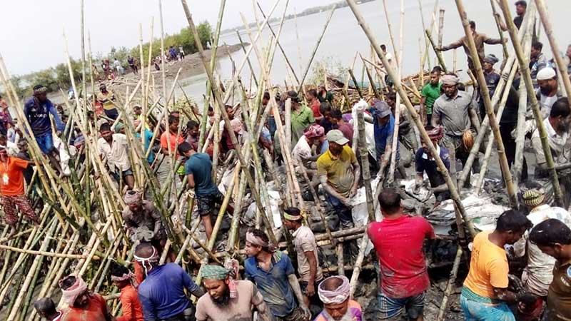 খুলনায় বেড়িবাঁধ রক্ষায় হাজারো মানুষ