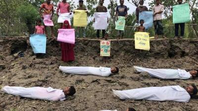 সাতক্ষীরায় কাফনের কাপড় পরে অবস্থান কর্মসূচি