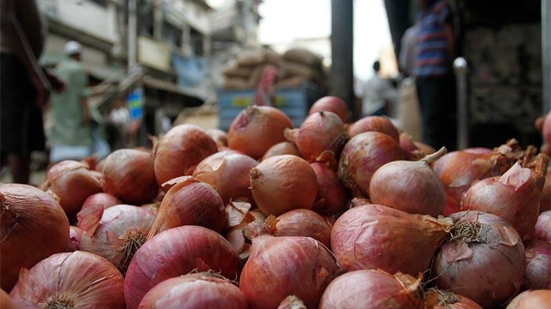 বেড়েছে পেঁয়াজের দাম, স্বস্তি চালে
