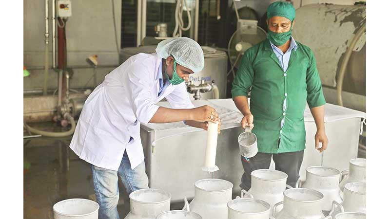 দুধের ঘাটতি বছরে ৪৫ লাখ টন