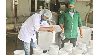 দুধের ঘাটতি বছরে ৪৫ লাখ টন