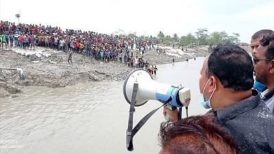 খুলনায় সংসদ সদস্যকে জনতার তাড়া