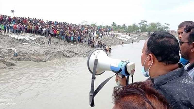 খুলনায় সংসদ সদস্যকে জনতার ধাওয়া