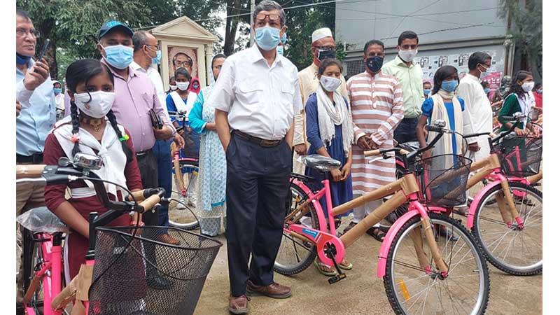 সিরাজগঞ্জে ৫০ স্কুলছাত্রী পেল বাইসাইকেল