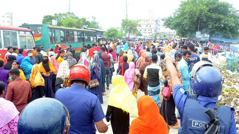 সিদ্ধিরগঞ্জে পুলিশের সঙ্গে পোশাক শ্রমিকদের সংঘর্ষ, আহত ২০