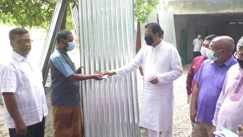 মেহেরপুরে দুস্থরা পেল টিন ও নগদ অর্থ
