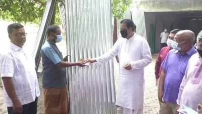 মেহেরপুরে দুস্থরা পেল টিন ও নগদ অর্থ