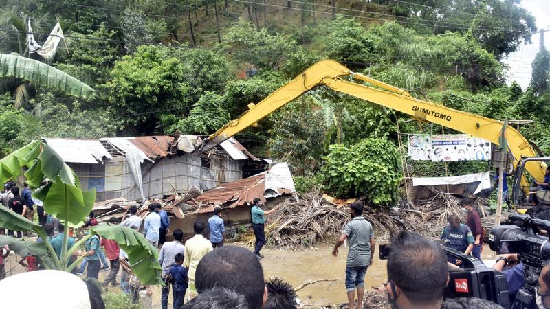 পাহাড় ধ্বসের শঙ্কায় চট্টগ্রামে অবৈধ স্থাপনা উচ্ছেদ