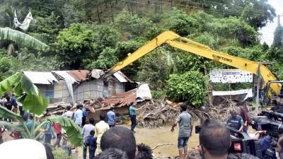 পাহাড় ধ্বসের শঙ্কায় চট্টগ্রামে অবৈধ স্থাপনা উচ্ছেদ