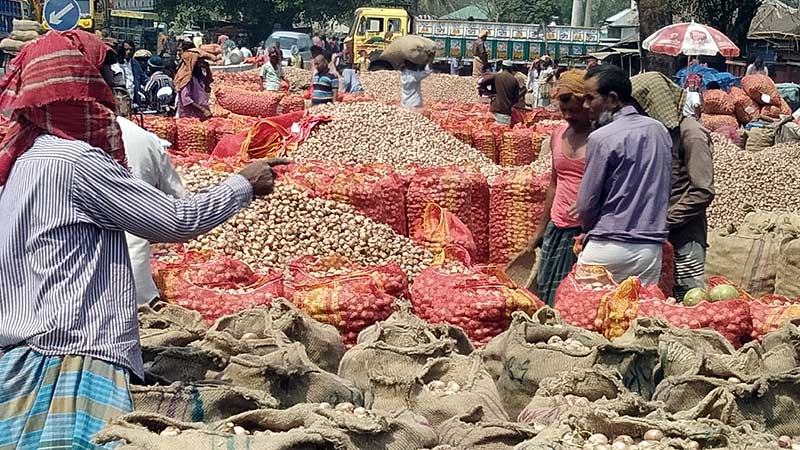 পাবনায় বাড়ছে পেঁয়াজের দাম