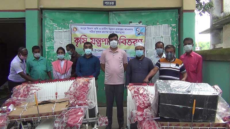 হিলিতে কৃষকরা পেলেন বিনা মূল্যে ধান রোপণের যন্ত্র