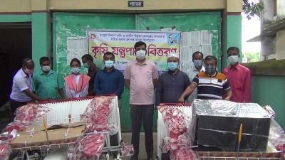 হিলিতে কৃষকরা পেলেন বিনা মূল্যে ধান রোপণের যন্ত্র