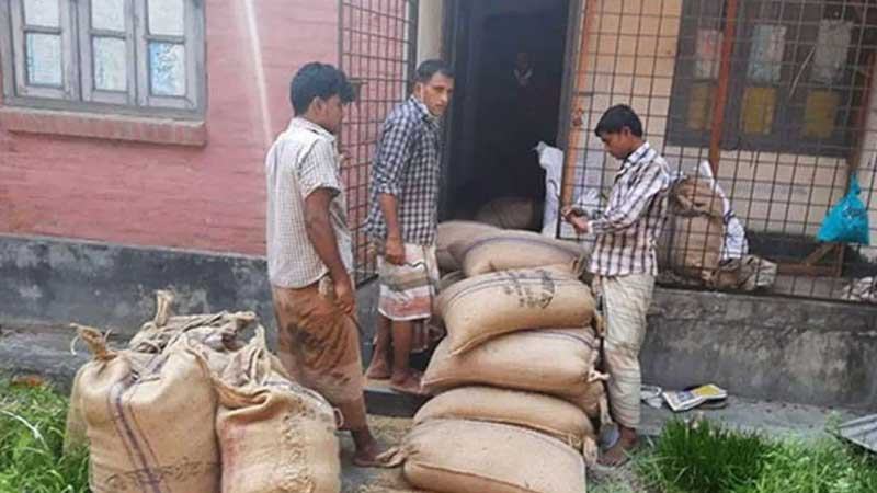খাদ্যগুদাম কর্মকর্তার বাসভবনে ২০০ বস্তা সরকারি গম