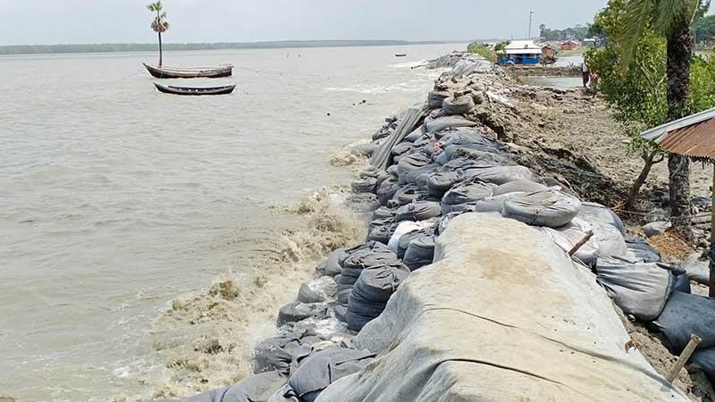 কলাপাড়া উপকূলে ঝুঁকিপূর্ণ বেড়িবাঁধ নিয়ে আতঙ্ক