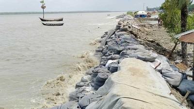 কলাপাড়া উপকূলে ঝুঁকিপূর্ণ বেড়িবাঁধ নিয়ে আতঙ্ক