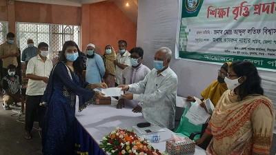 সিরাজগঞ্জে জেলা পরিষদের বৃত্তি পেল শিক্ষার্থীরা