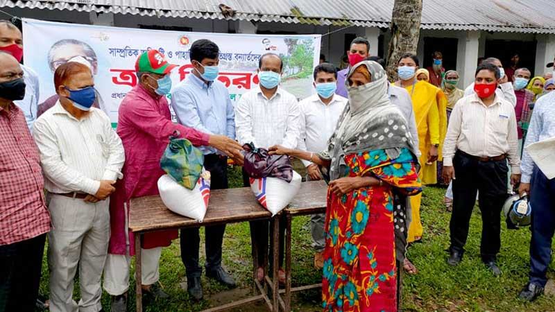 ময়মনসিংহে বন্যার্তদের মাঝে ত্রাণ বিতরণ